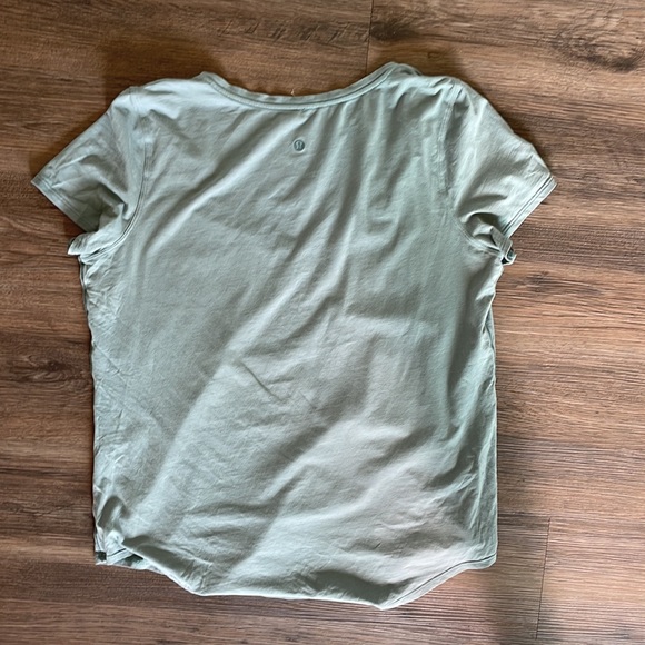 Lululemon T Shirt V Neck Size Medium (M) Pastel Blue Turquoise - Picture 3 of 5
